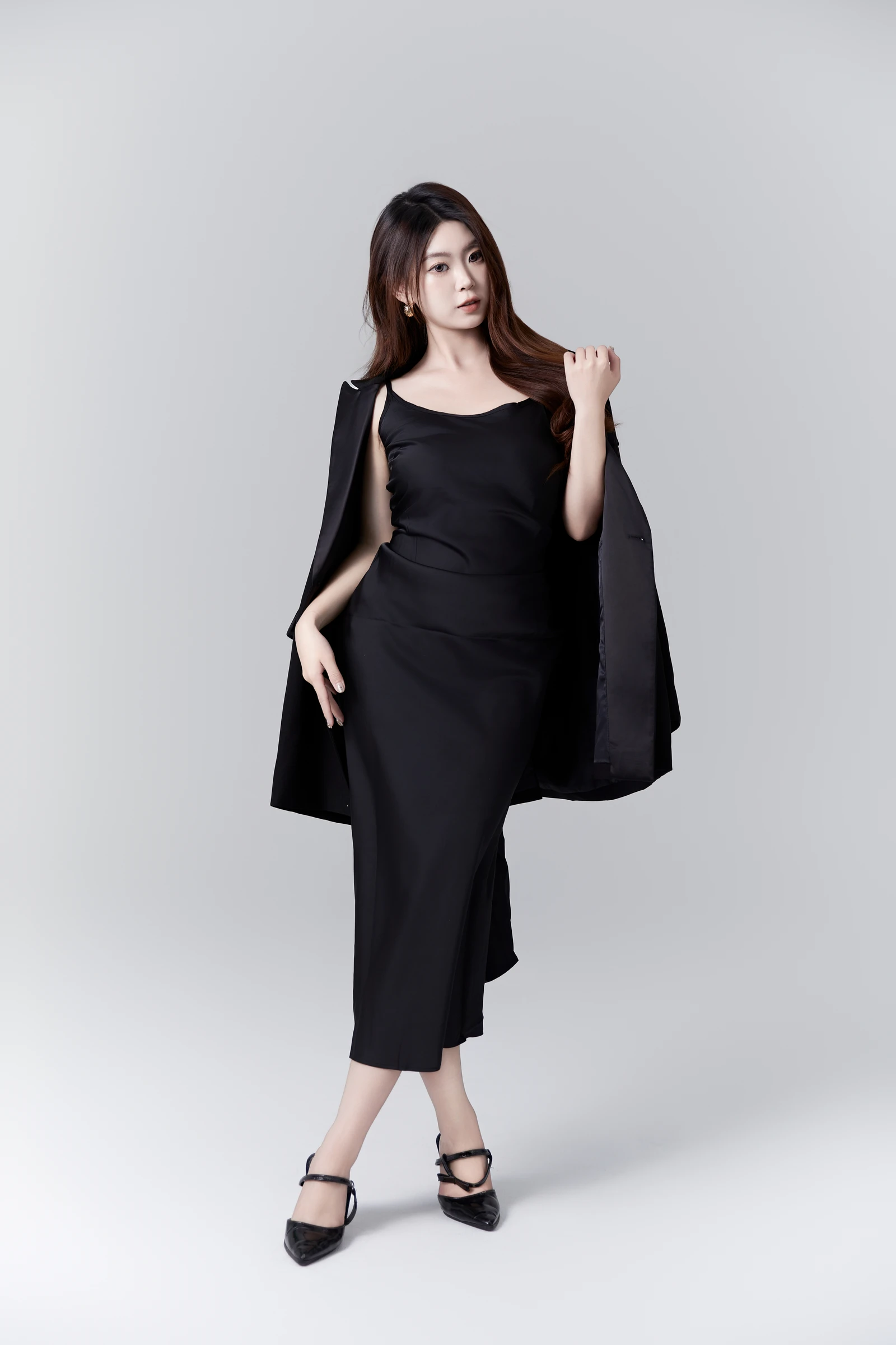 [YITUYU]艺图语-2024.10.15-黑色西装写真-CARLEE是77呀-[21P-282MB]-3.webp